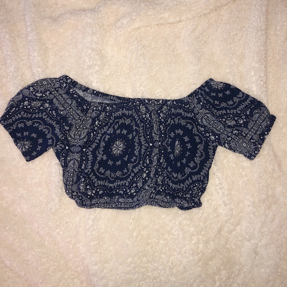cropped off the shoulder printed shirt